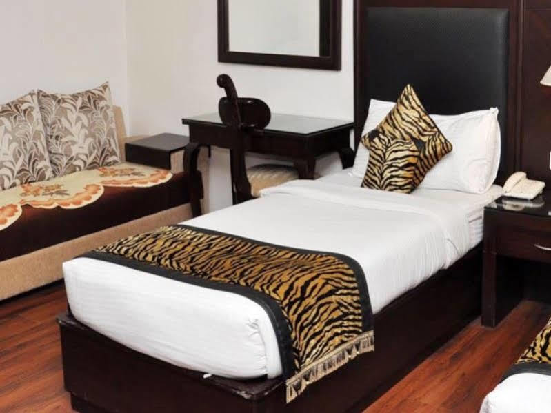 Capital O 2741 Hotel Corporate Point Delhi  Extérieur photo